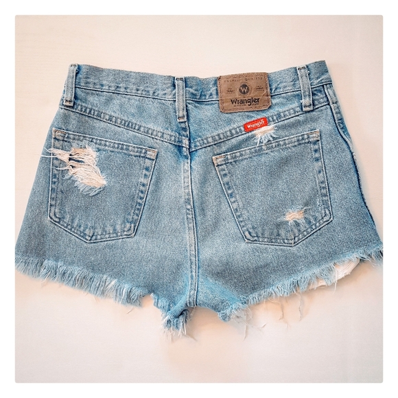 Vintage | Wrangler High Rise Cut-Off Shorts Sz 30 - Picture 2 of 7